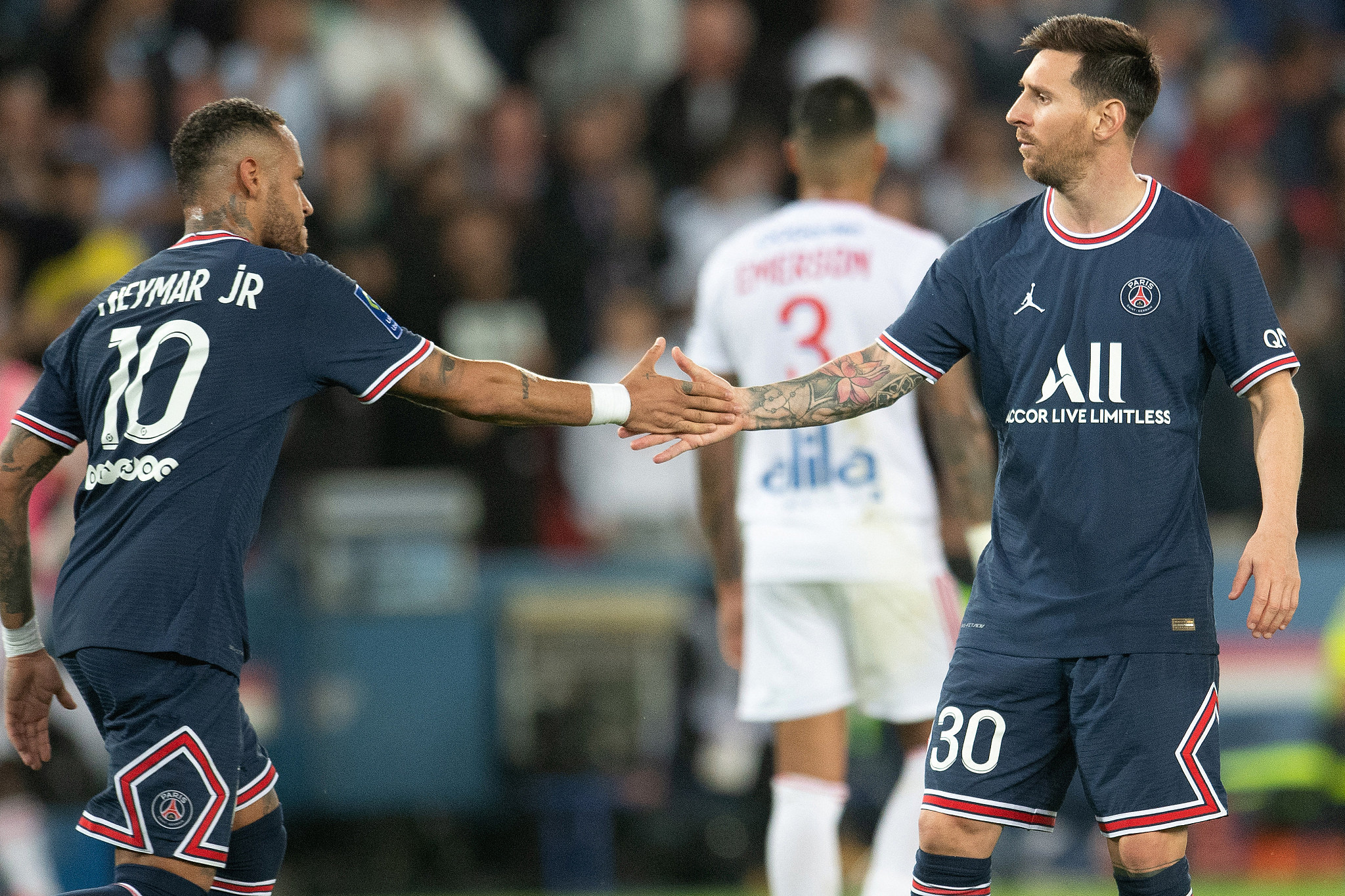 梅西中柱伊卡尔迪绝杀大巴黎21险胜里昂